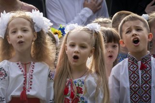 Vendredi a été en Ukraine, comme en Russie, le jour de la rentrée des classes, la 2e en période de guerre. Ici, une image prise à Bucha.